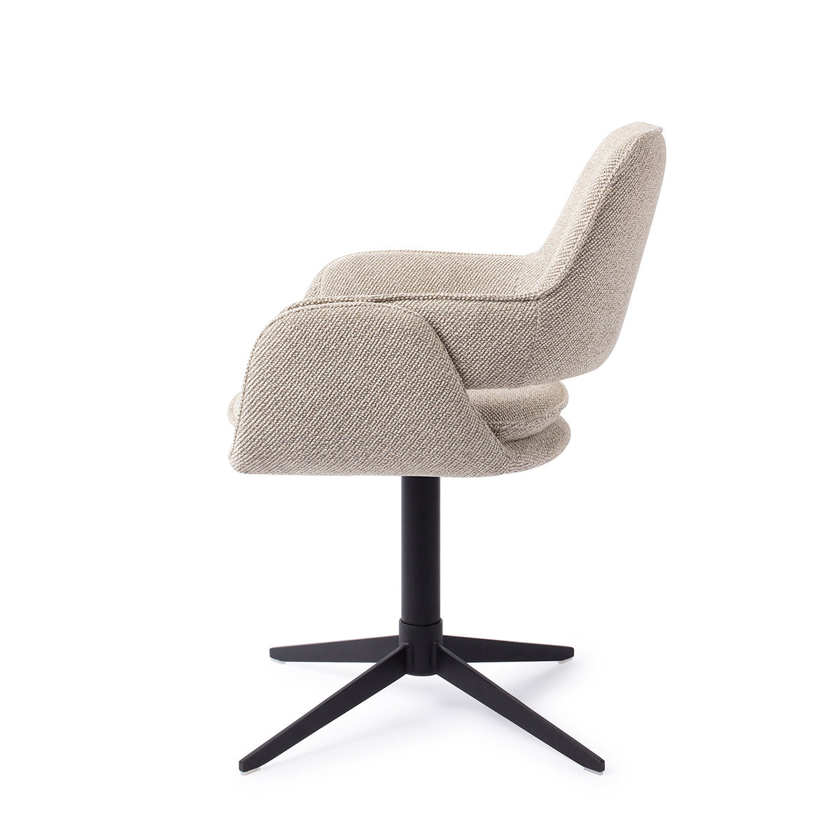 Chaise Oketo écru vue de profil sur son pied central noir à quatre branches