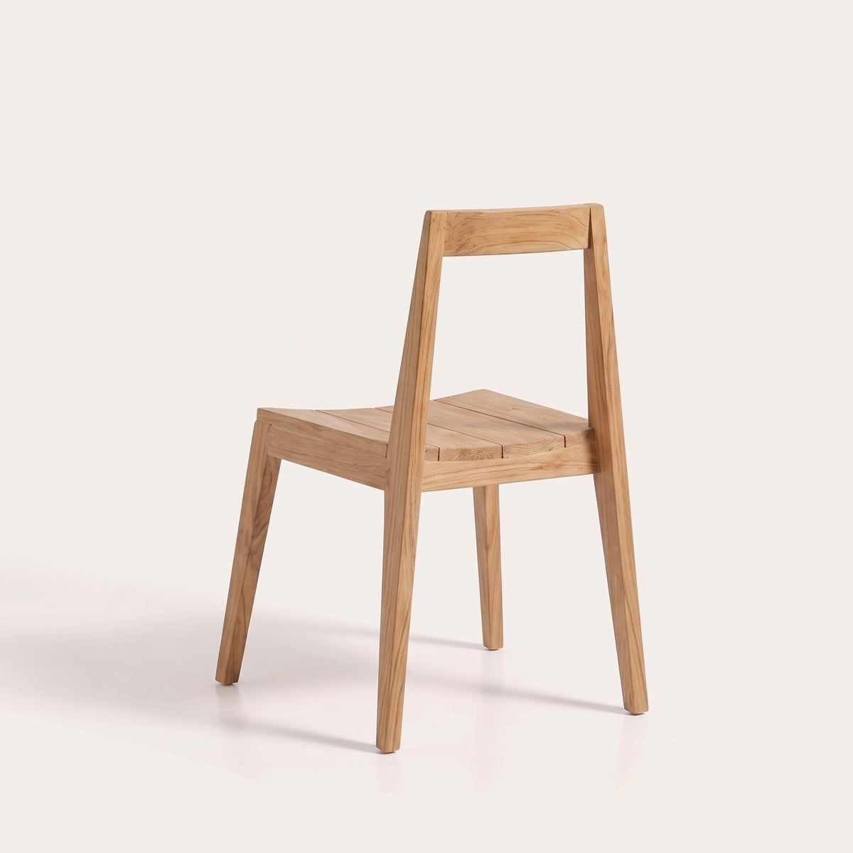 Chaise Paxi en teck naturel vue de dos sur fond clair