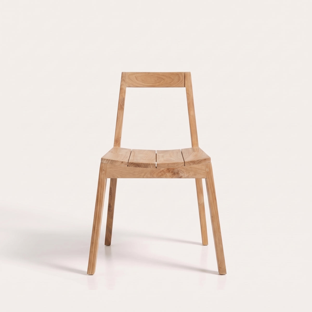 Chaise Paxi en teck naturel vue de face sur fond clair