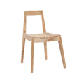 Chaise de salle à manger Paxi en teck naturel vue de trois quarts sur fond blanc assise à lattes et pieds obliques