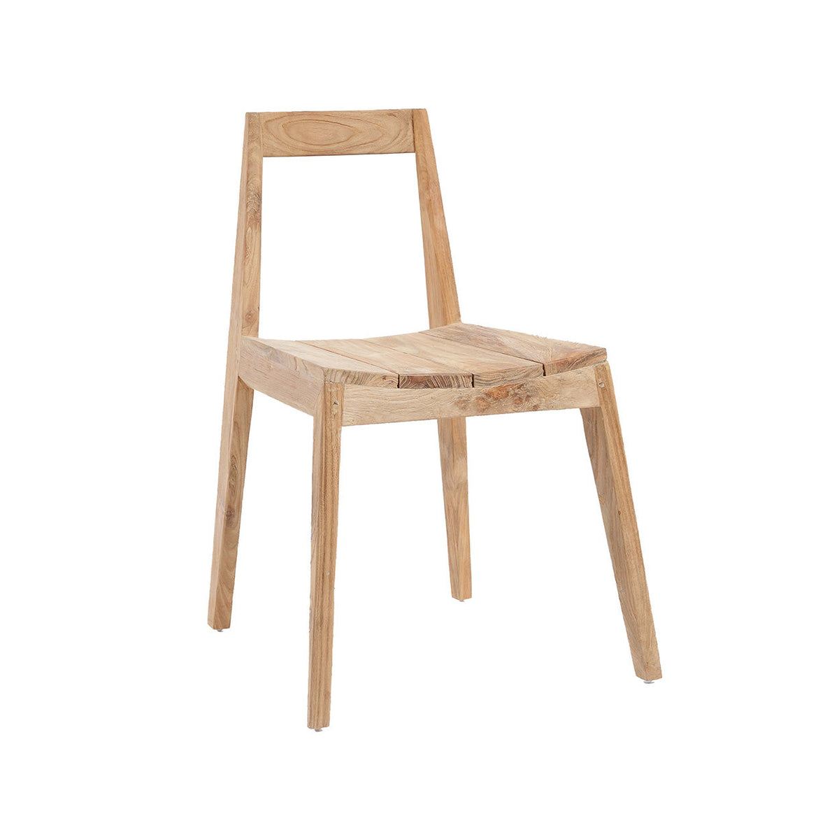 Chaise de salle à manger Paxi en teck naturel vue de trois quarts sur fond blanc assise à lattes et pieds obliques
