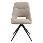 Chaise Dokka en tissu sable vue de face avec la couture courbe du dossier et le piètement à quatre branches