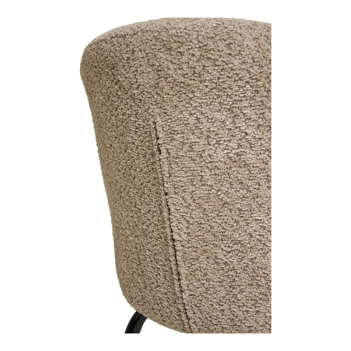 Détail du dossier arrondi de la chaise Safira et de sa couture verticale en bouclé beige chiné