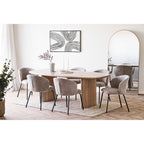 Six chaises Safira bouclé beige autour d'une table ovale en bois clair sur un tapis tressé
