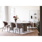 Chaises Safira bouclé beige autour d'une table ovale grise près d'une vitrine blanche