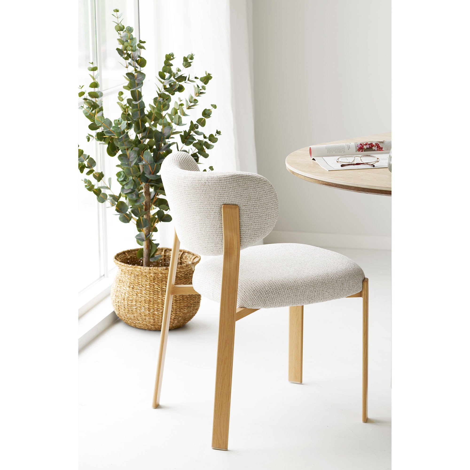Chaise de salle à manger Savina bouclé écru pieds bois lot de 2 en situation