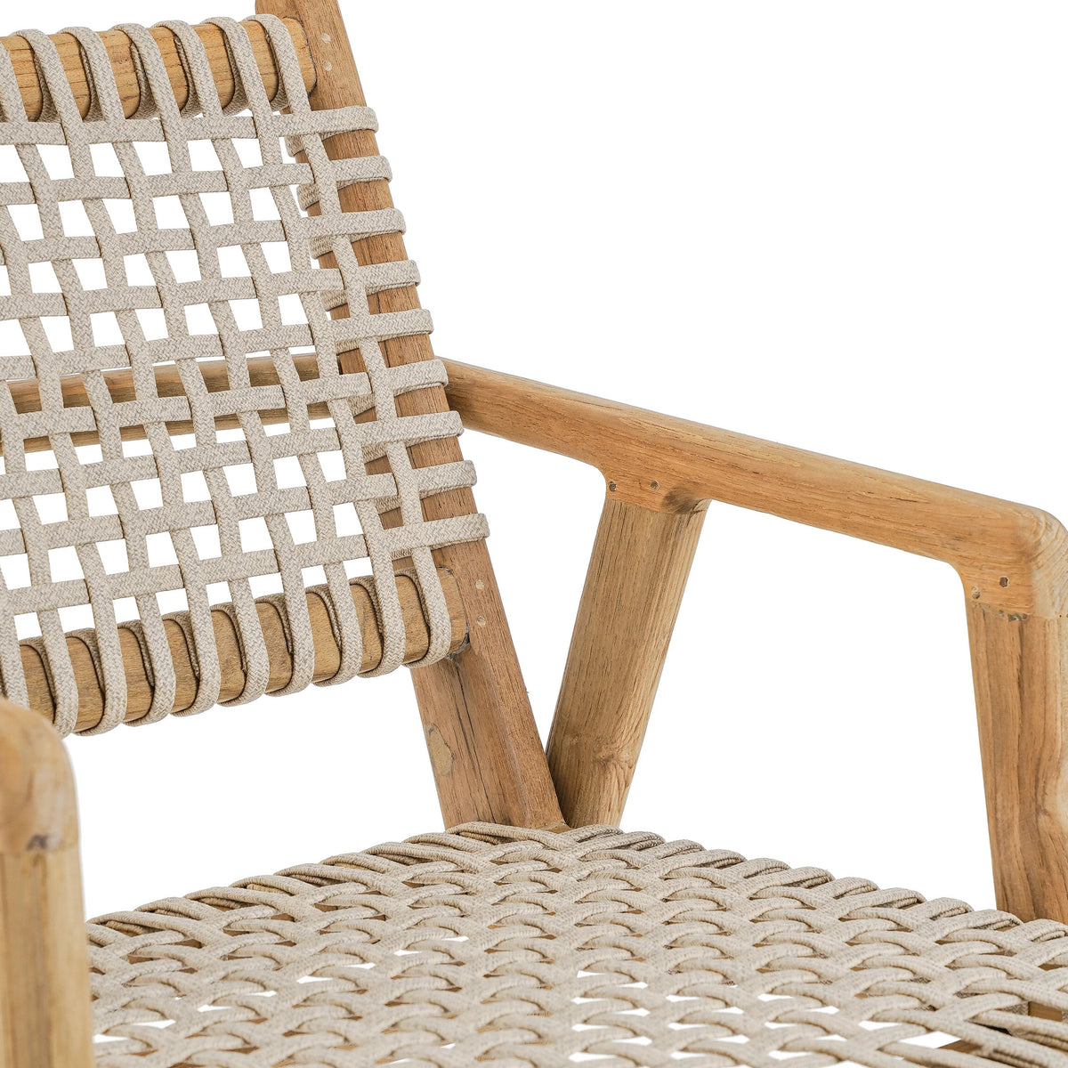 Dossier en corde tissée et accoudoir en teck recyclé de la chaise Trikeri