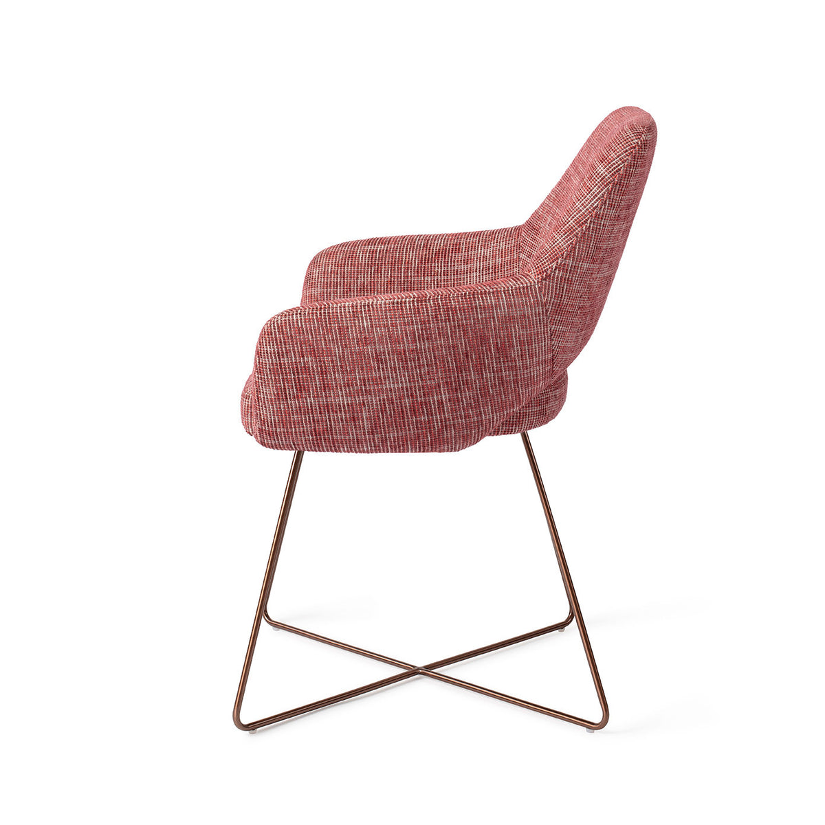 Chaise Yanai rouge chiné vue de profil sur son piètement luge croisé cuivré