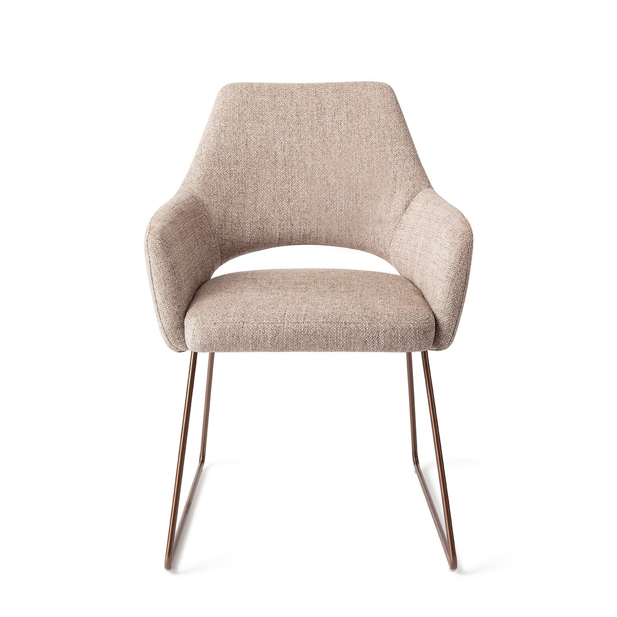 Chaise Yanai beige chiné sur piètement luge cuivré vue de face avec son dossier échancré et ses accoudoirs