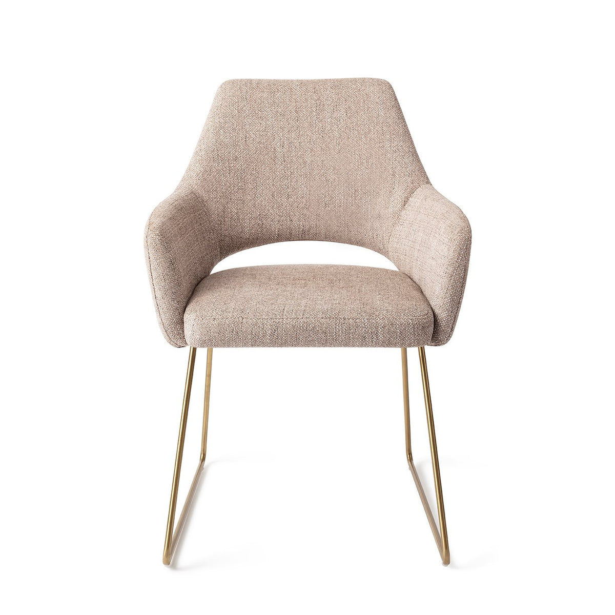 Chaise Yanai beige chiné sur piètement luge doré vue de face avec son dossier échancré et ses accoudoirs