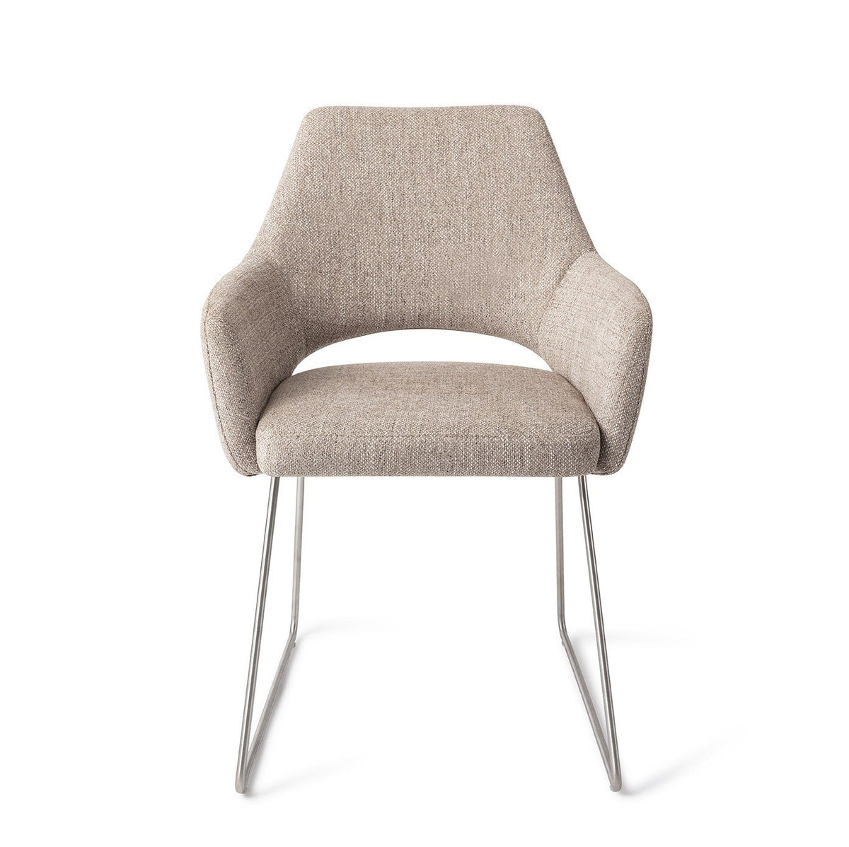 Chaise Yanai beige chiné sur piètement luge gris acier vue de face avec son dossier échancré et ses accoudoirs