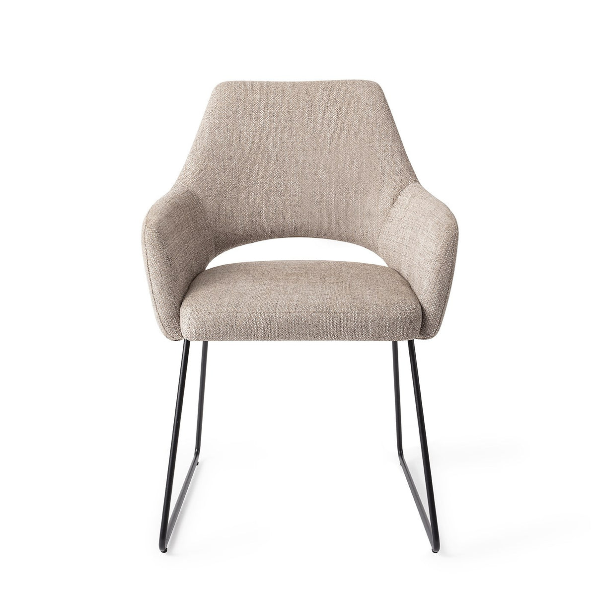 Chaise Yanai beige chiné sur piètement luge noir vue de face avec son dossier échancré et ses accoudoirs