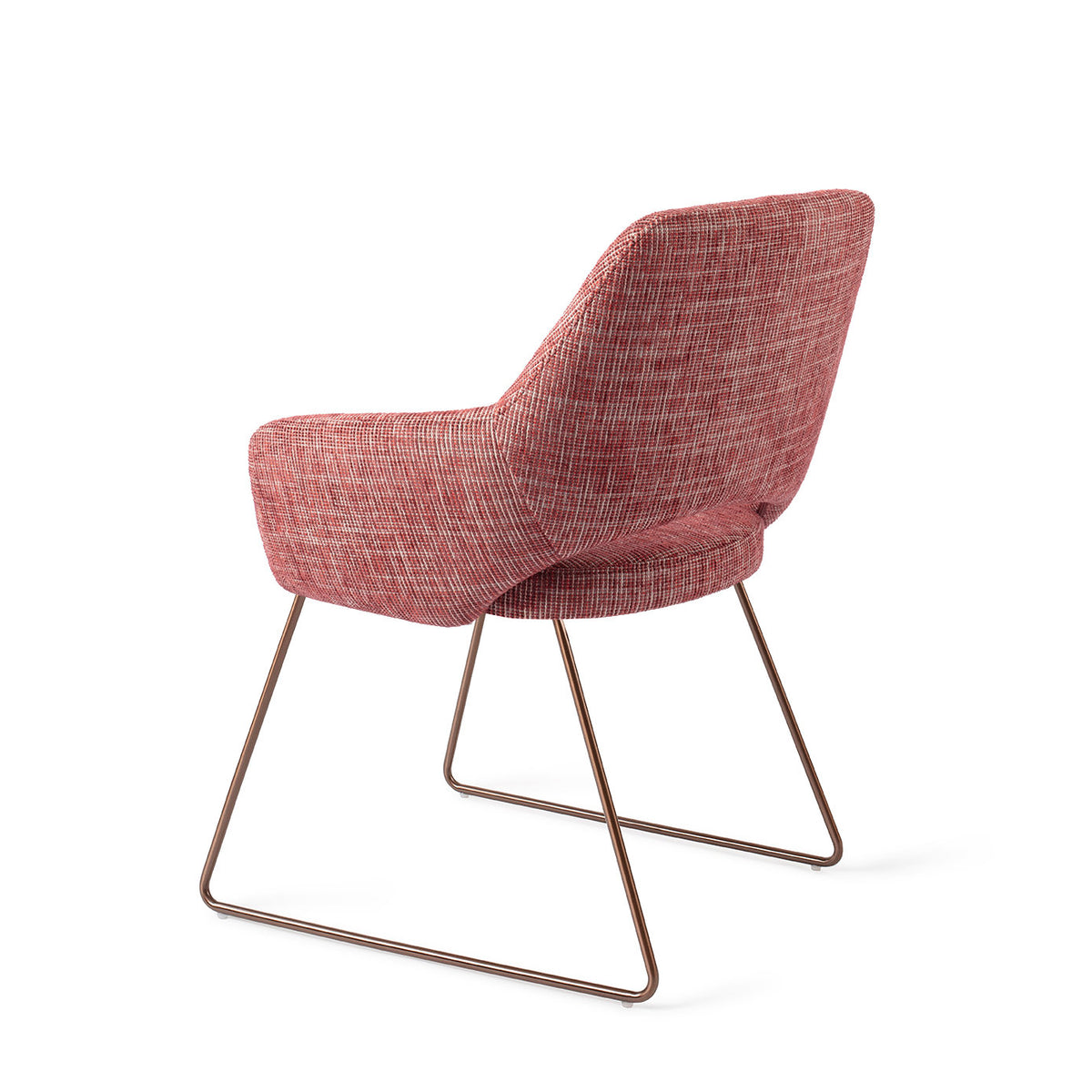 Chaise Yanai rouge chiné sur piètement luge cuivré vue de trois quarts arrière