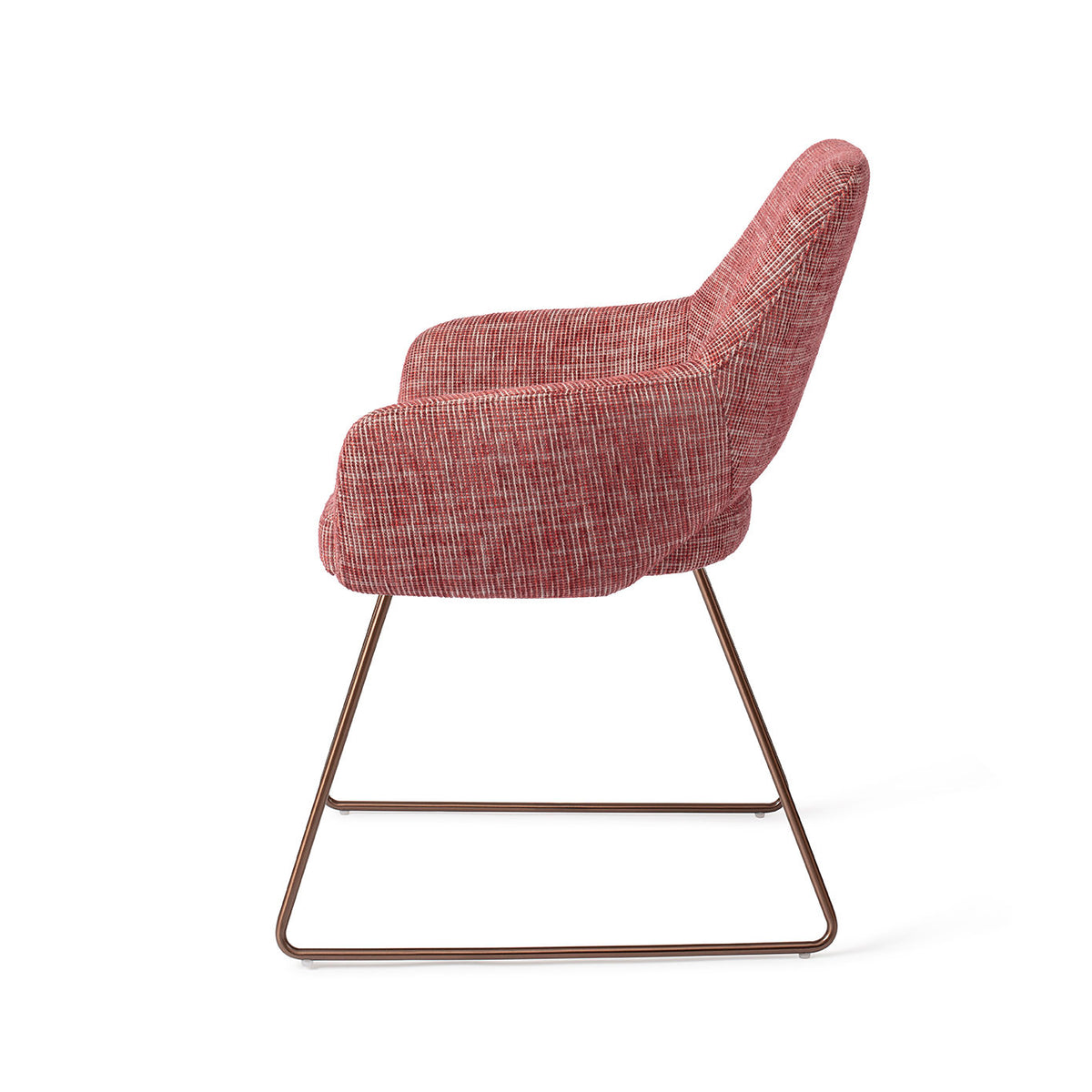 Chaise Yanai rouge chiné sur piètement luge cuivré vue de profil
