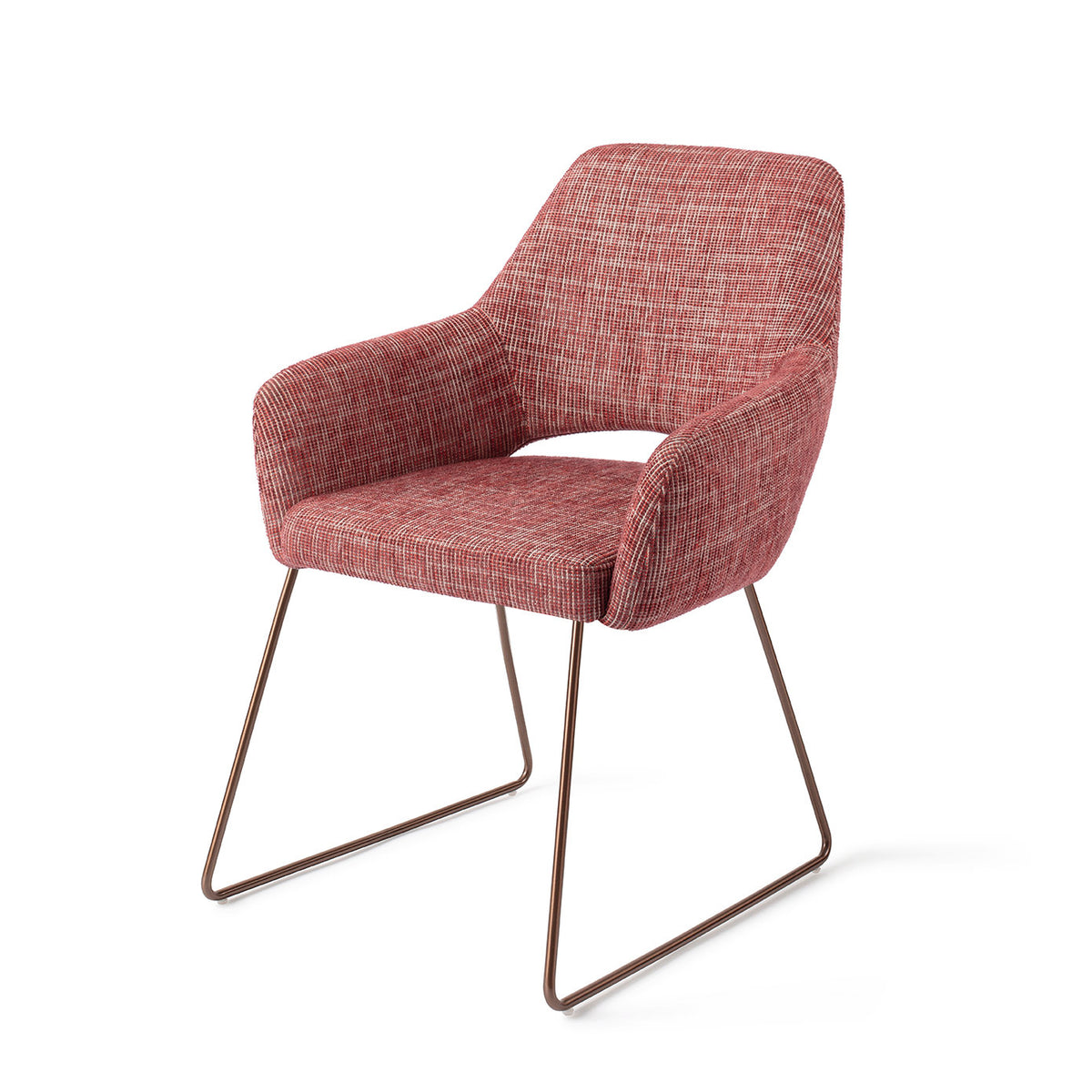 Chaise Yanai rouge chiné sur piètement luge cuivré vue de trois quarts