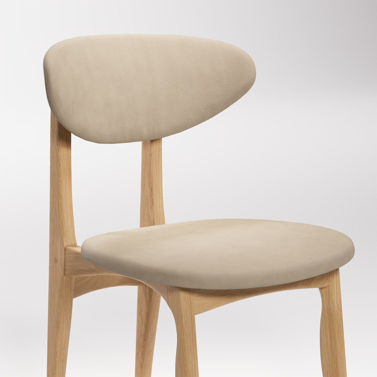 Détail de l'assise de la chaise Degas en chêne et cuir beige
