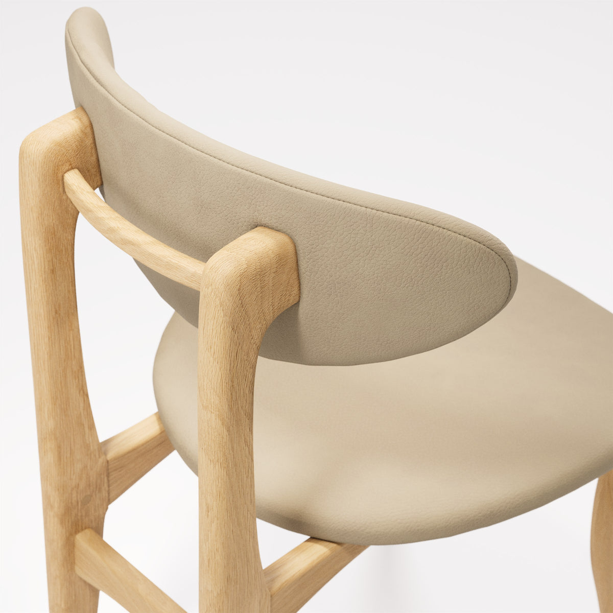 Détail du dossier de la chaise Degas en chêne et cuir beige