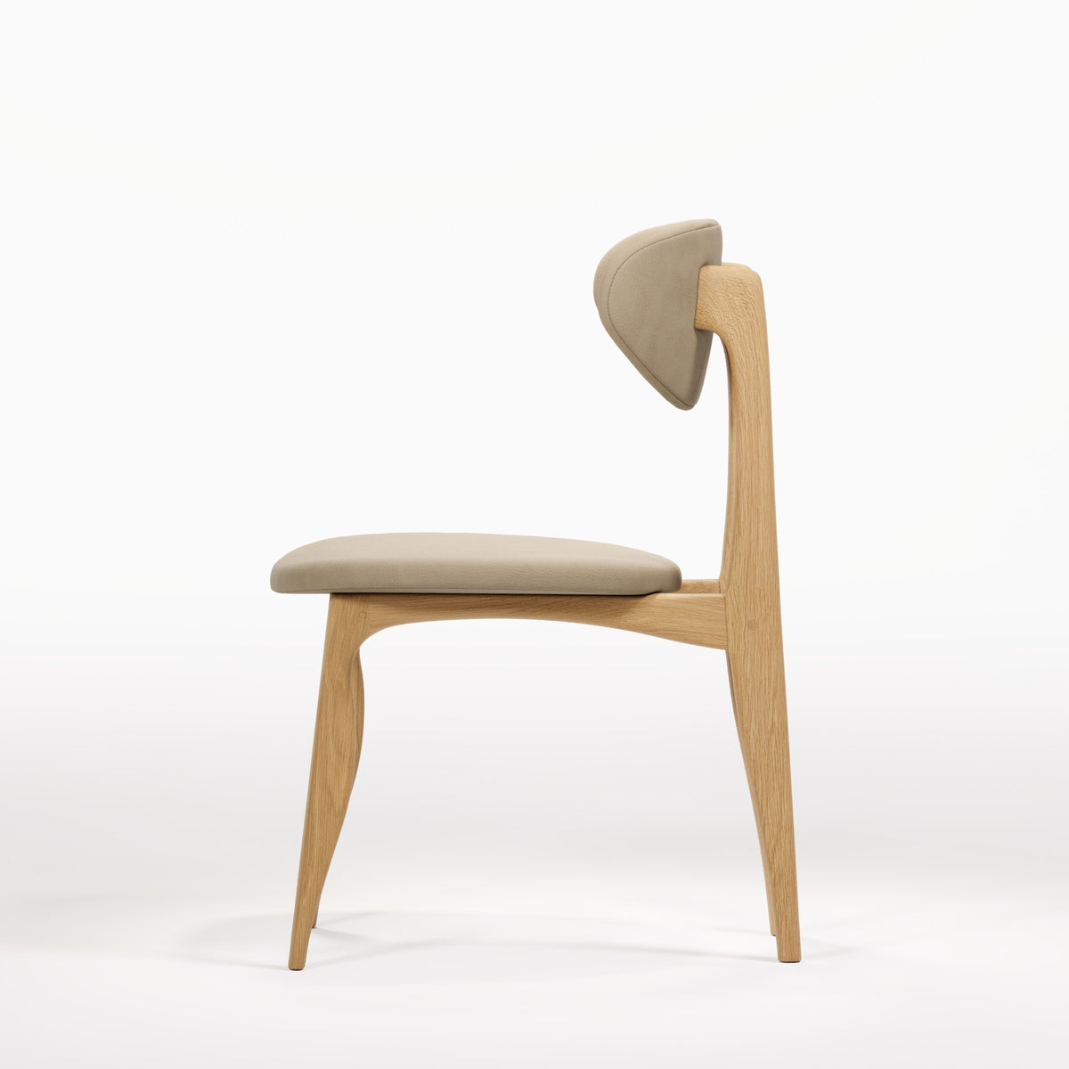 Chaise Degas en chêne et cuir beige vue de profil