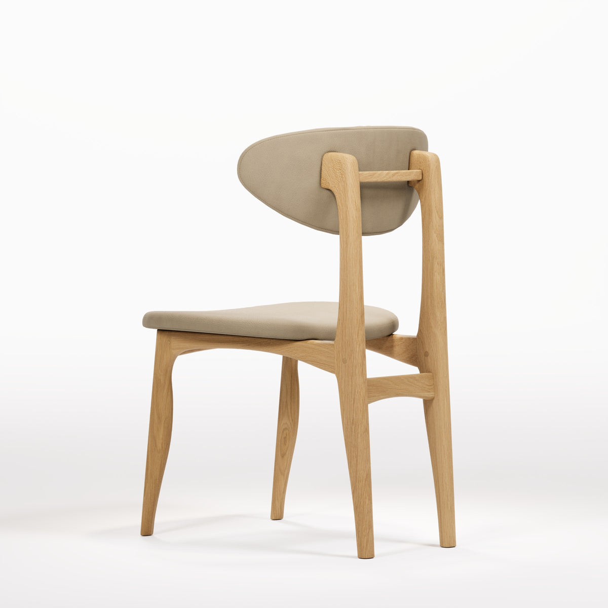 Chaise Degas en chêne et cuir beige vue de trois quarts arrière
