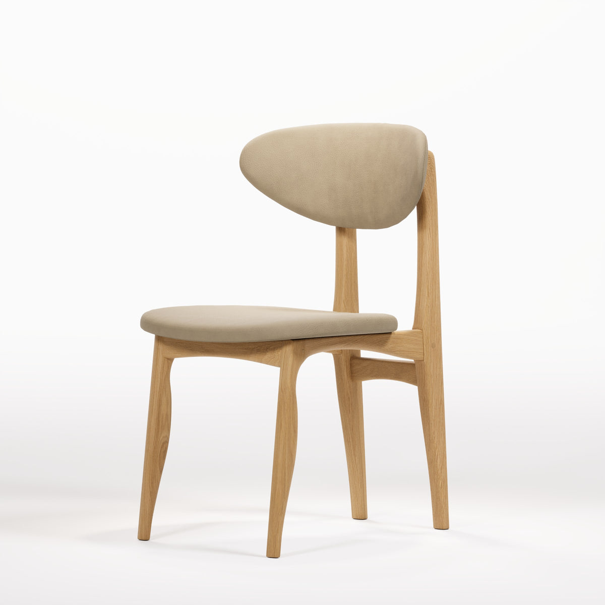 Chaise Degas en chêne et cuir beige vue de trois quarts