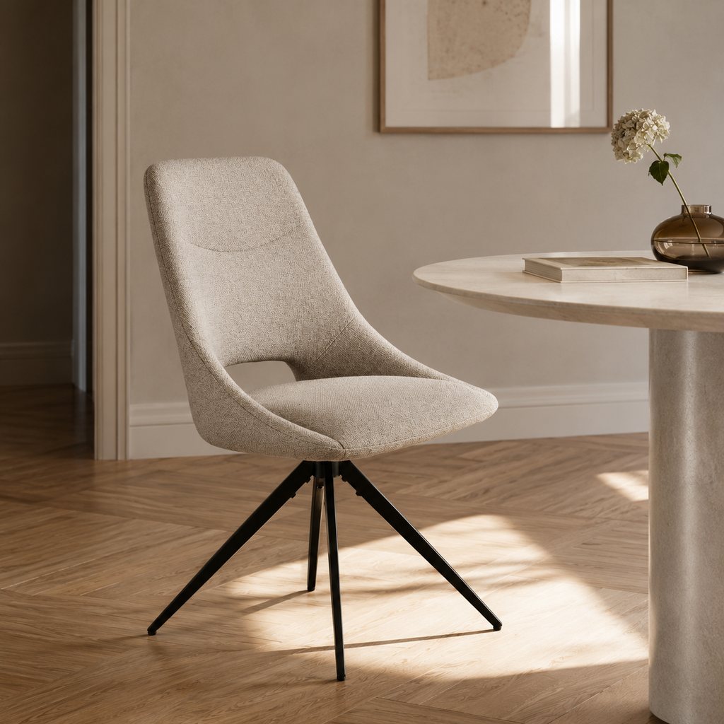 Chaise de salle à manger pivotante Dokka en tissu chiné sable à piètement étoile noir, près d'une table ronde dans un intérieur lumineux