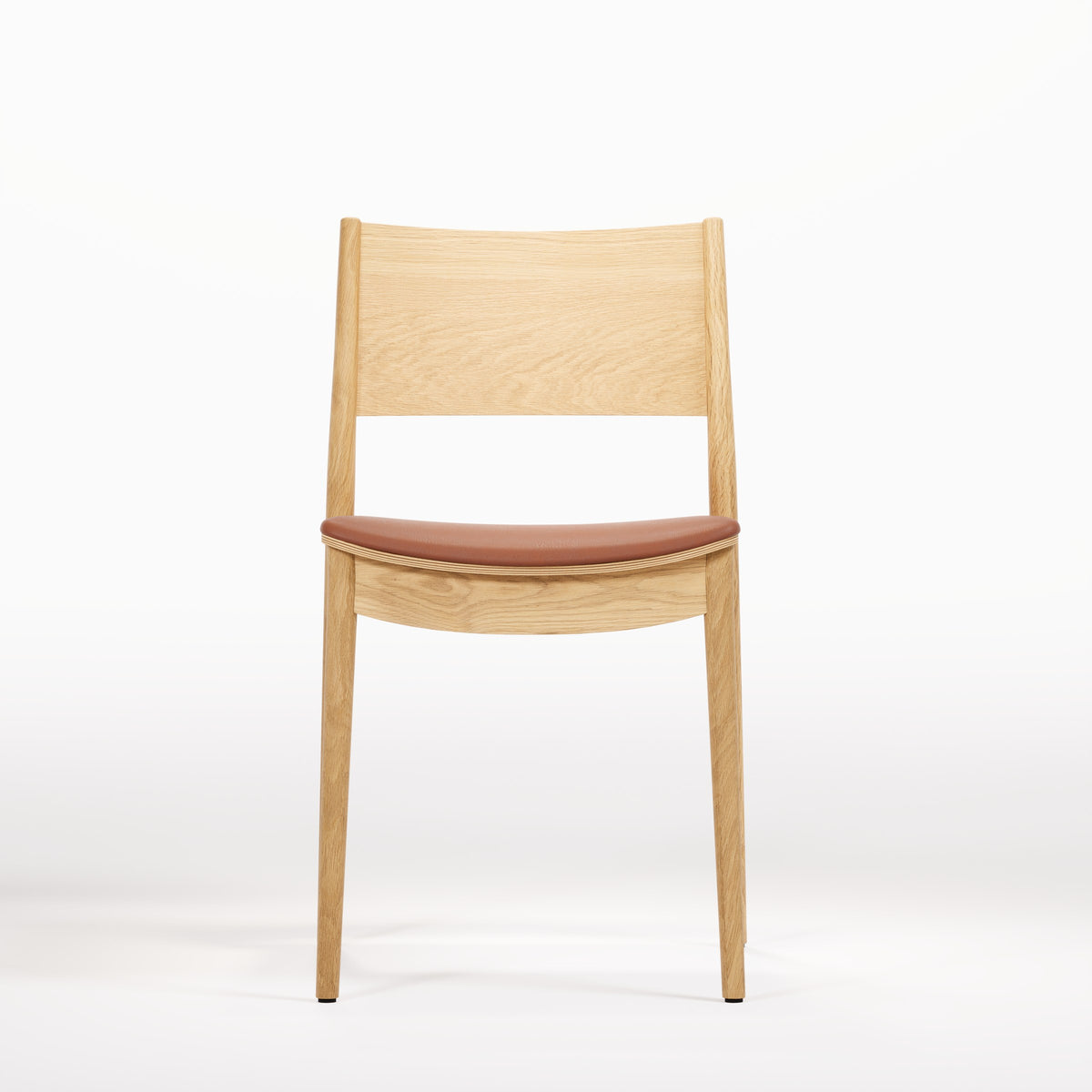 Chaise empilable Vio en chêne et cuir cognac vue de face