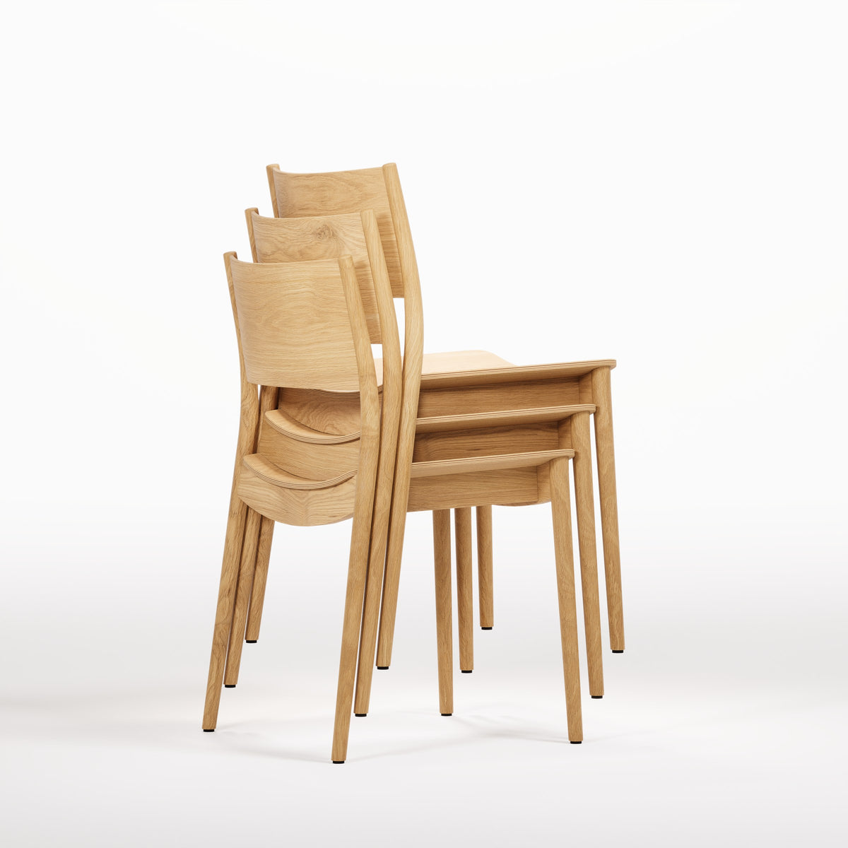 Trois chaises empilables Vio en chêne naturel, empilées