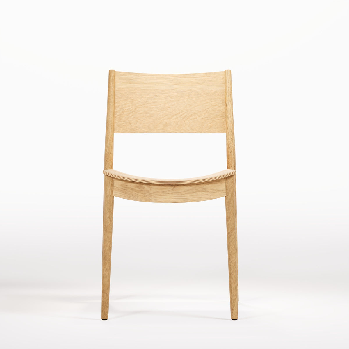 Chaise empilable Vio en chêne naturel vue de face