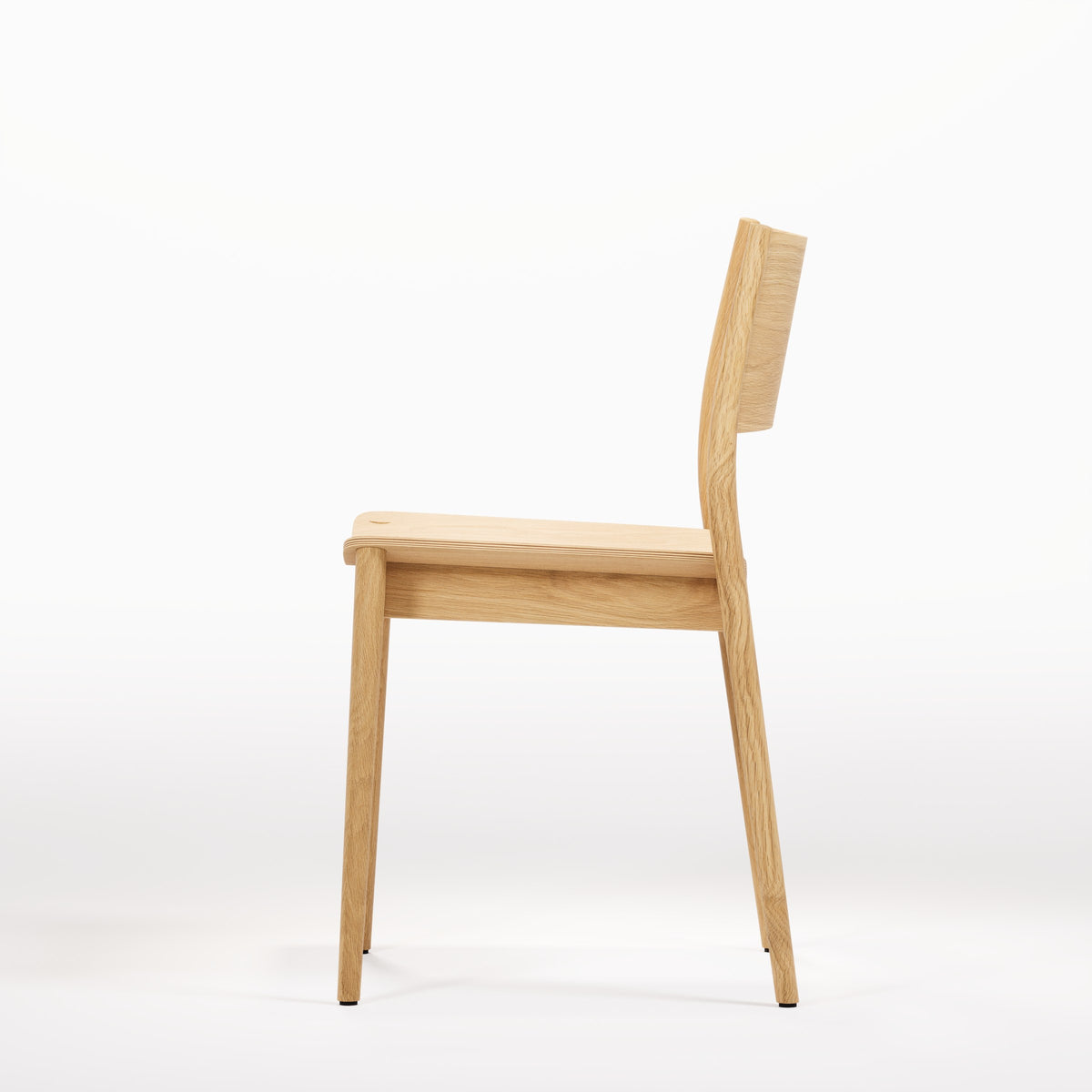 Chaise empilable Vio en chêne naturel vue de profil