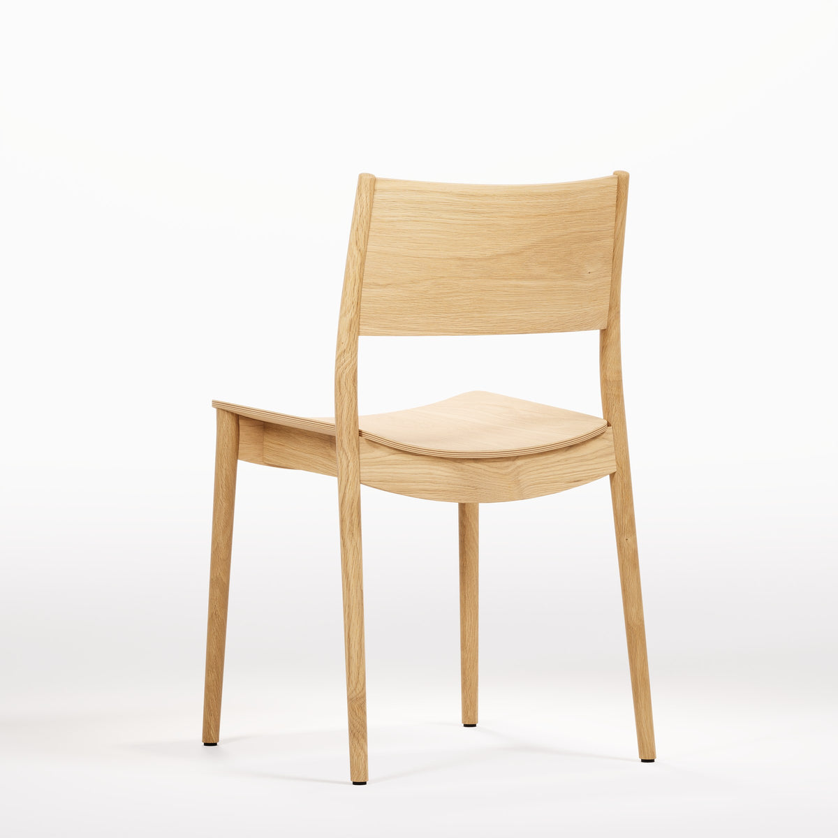 Chaise empilable Vio en chêne naturel vue de trois quarts arrière