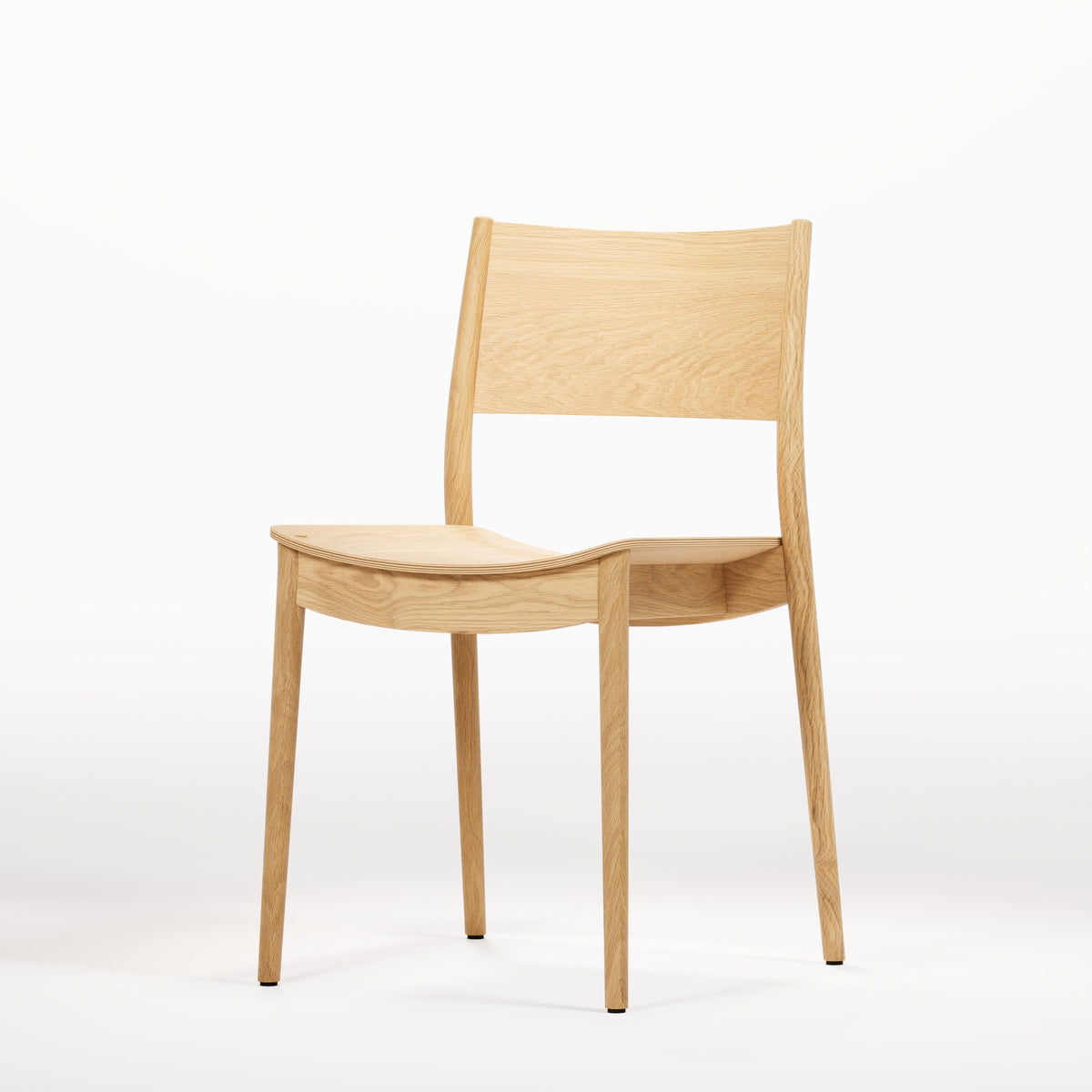Chaise empilable Vio en chêne naturel vue de trois quarts