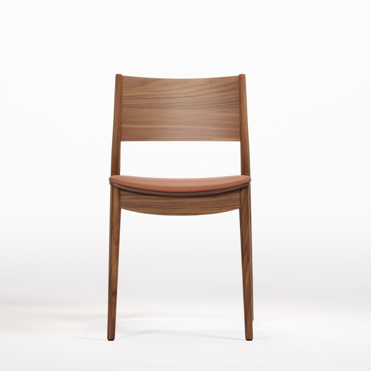 Chaise empilable Vio en noyer et cuir cognac vue de face