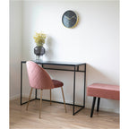 Chaise Geneve velours rose devant un bureau blanc dans intérieur scandinave