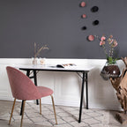 Chaise Geneve velours rose devant un bureau noir dans intérieur contemporain
