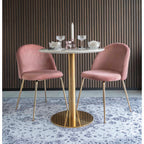 Chaise Geneve velours rose dans un salon contemporain aux tons gris et bordeaux