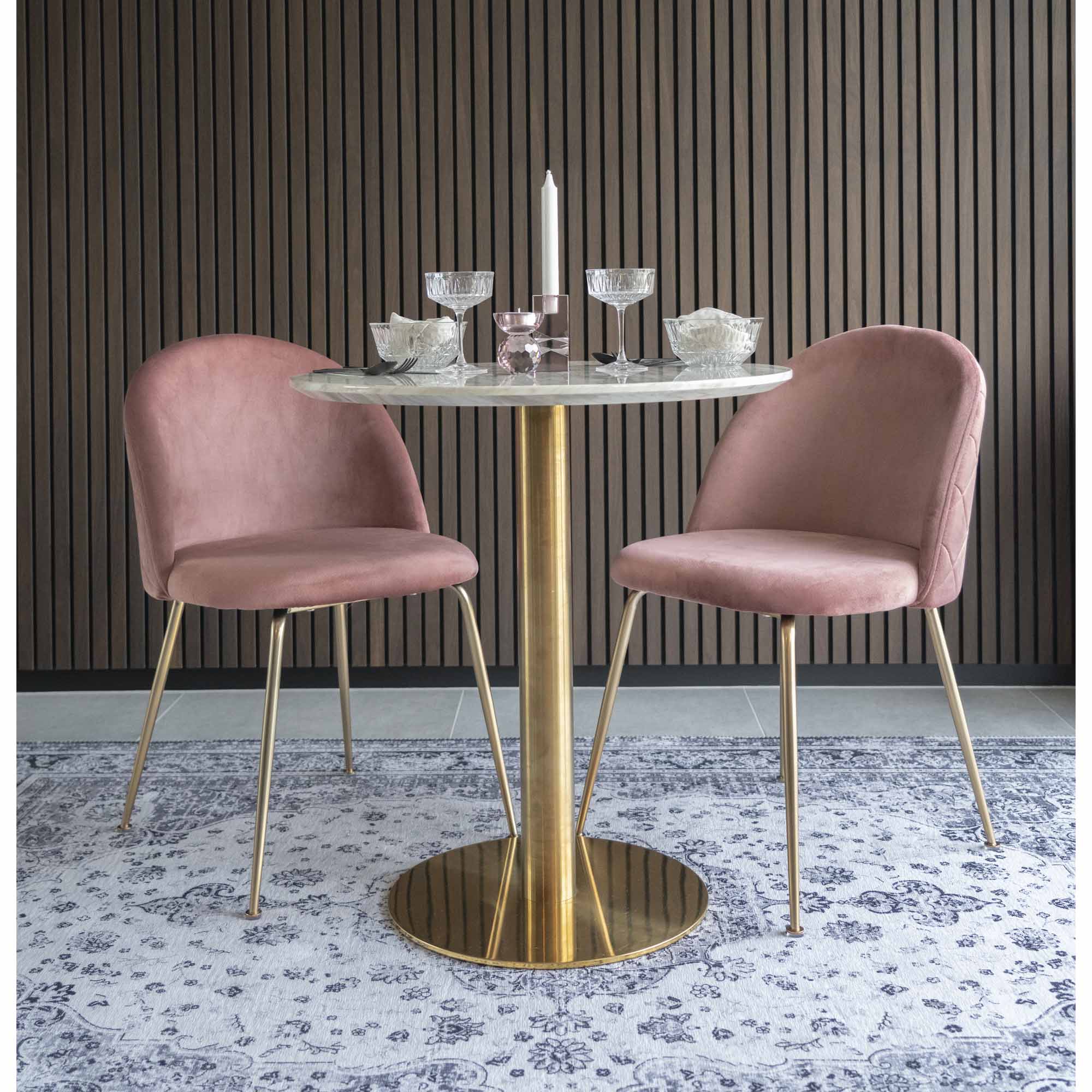 Chaise Geneve velours rose dans un salon contemporain aux tons gris et bordeaux