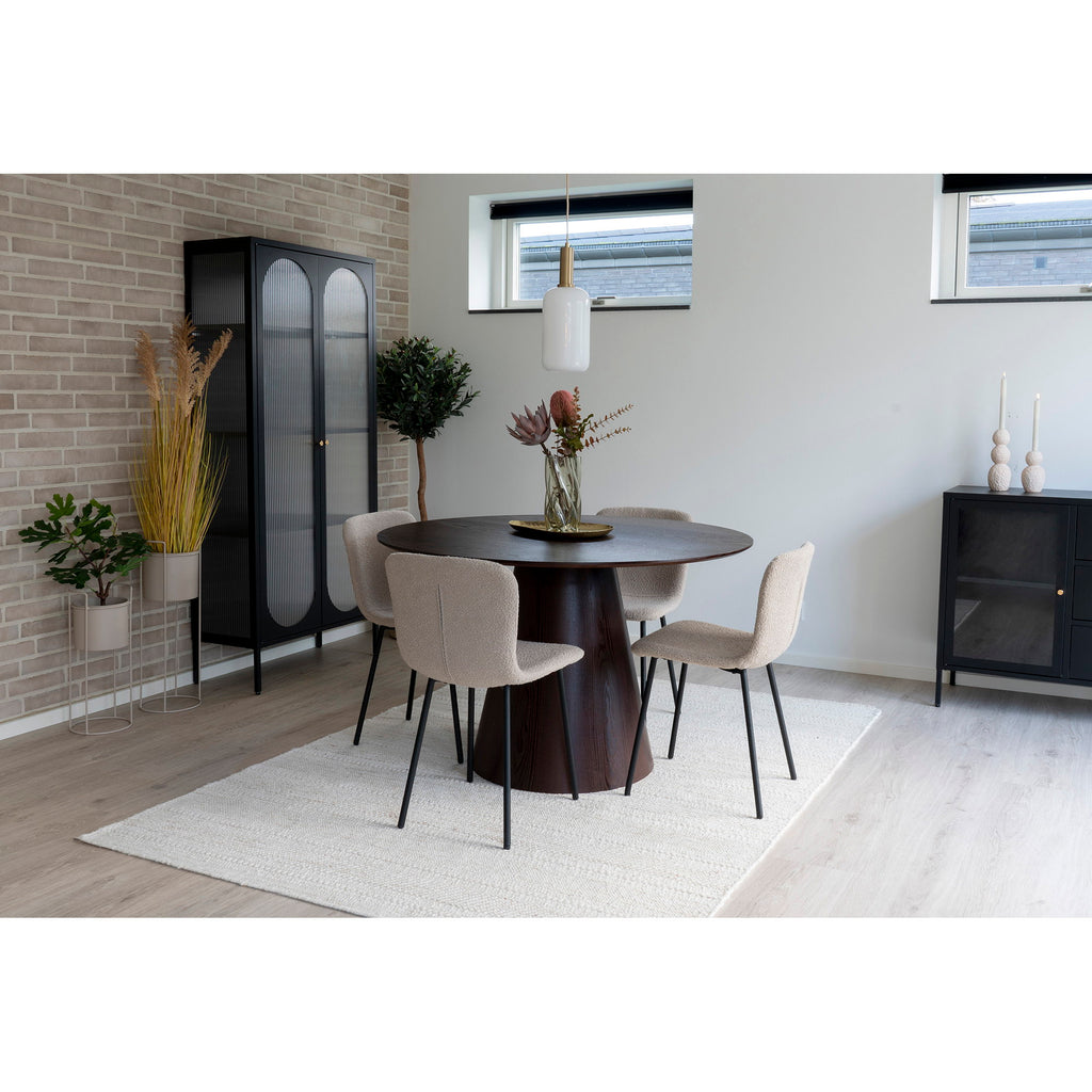 Chaises Halden bouclé beige autour d'une table ronde en bois naturel – salle à manger nordique lumineuse