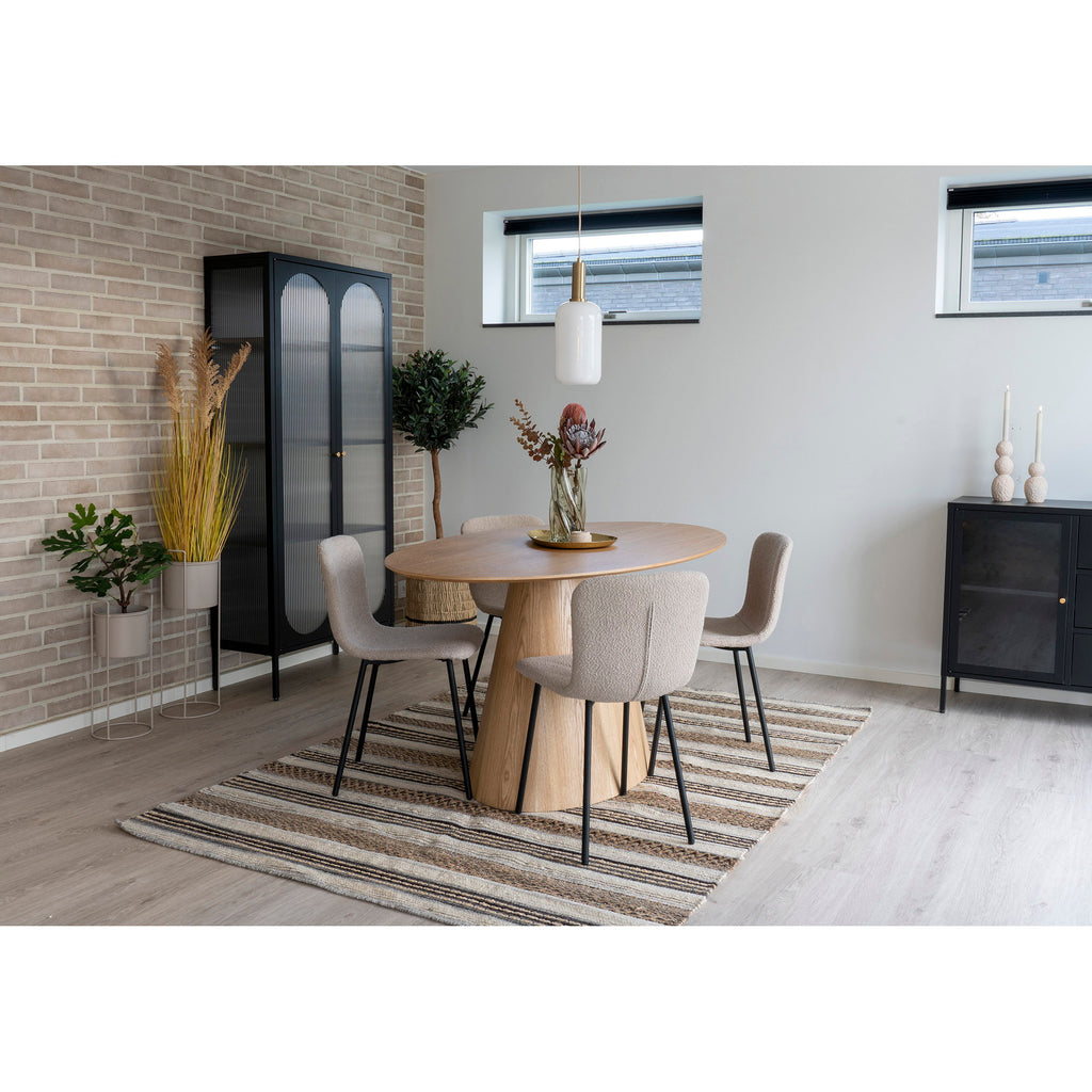 Lot de 2 chaises Halden beige autour d'une table ronde foncée – ambiance scandinave contemporaine