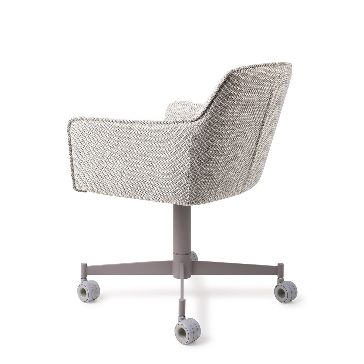 Dos de la chaise Hofu blanc cassé à motif avec sa couture verticale et son piètement à roulettes gris