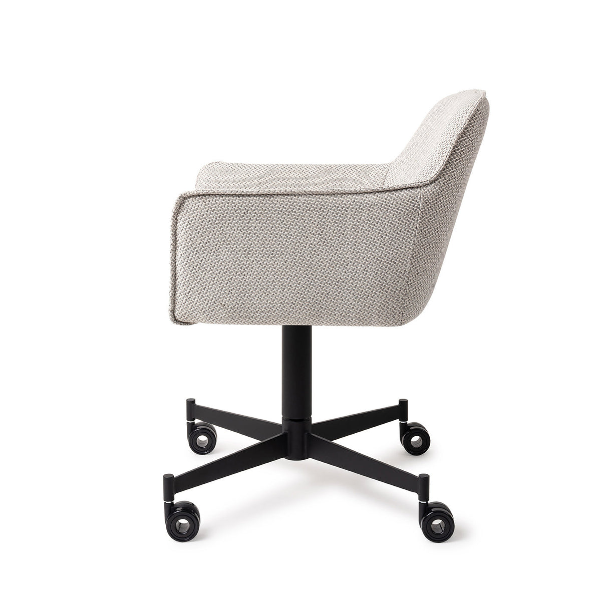 Chaise Hofu blanc cassé à motif vue de profil sur son piètement à roulettes noir