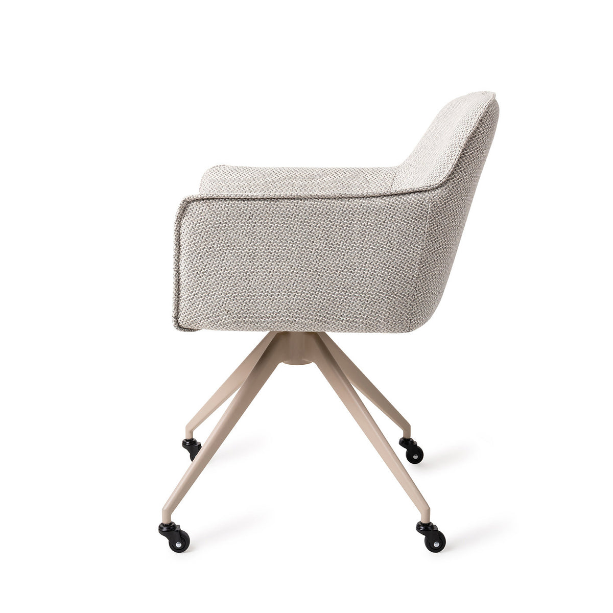 Chaise Hofu blanc cassé à motif vue de profil sur son piètement beige à quatre pieds et roulettes