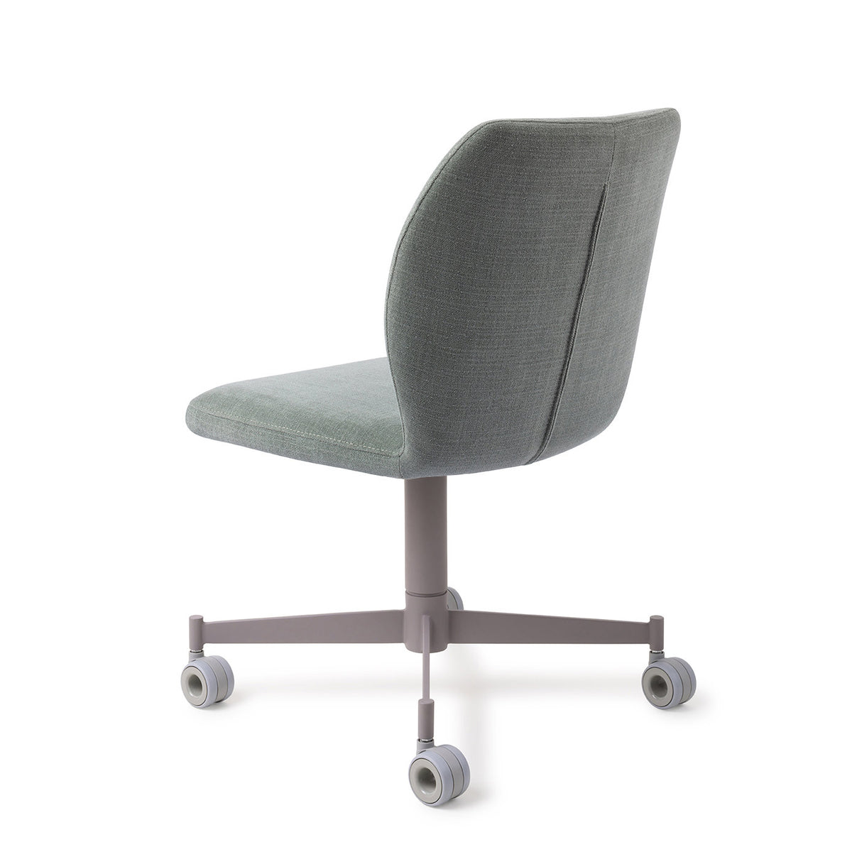 Dos de la chaise Ikata vert sauge avec sa couture verticale et son piètement à roulettes gris