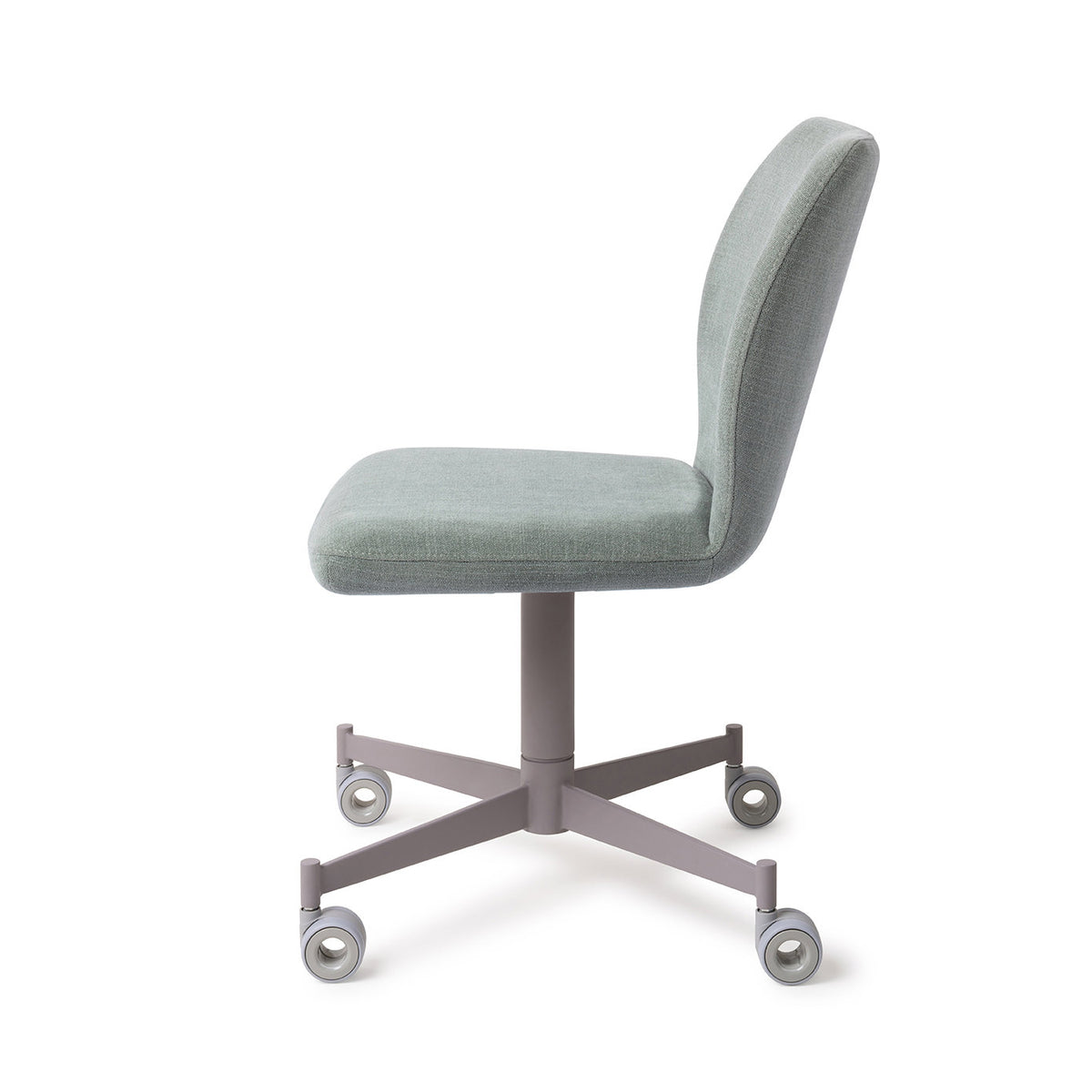 Chaise Ikata vert sauge vue de profil sur son piètement à roulettes gris