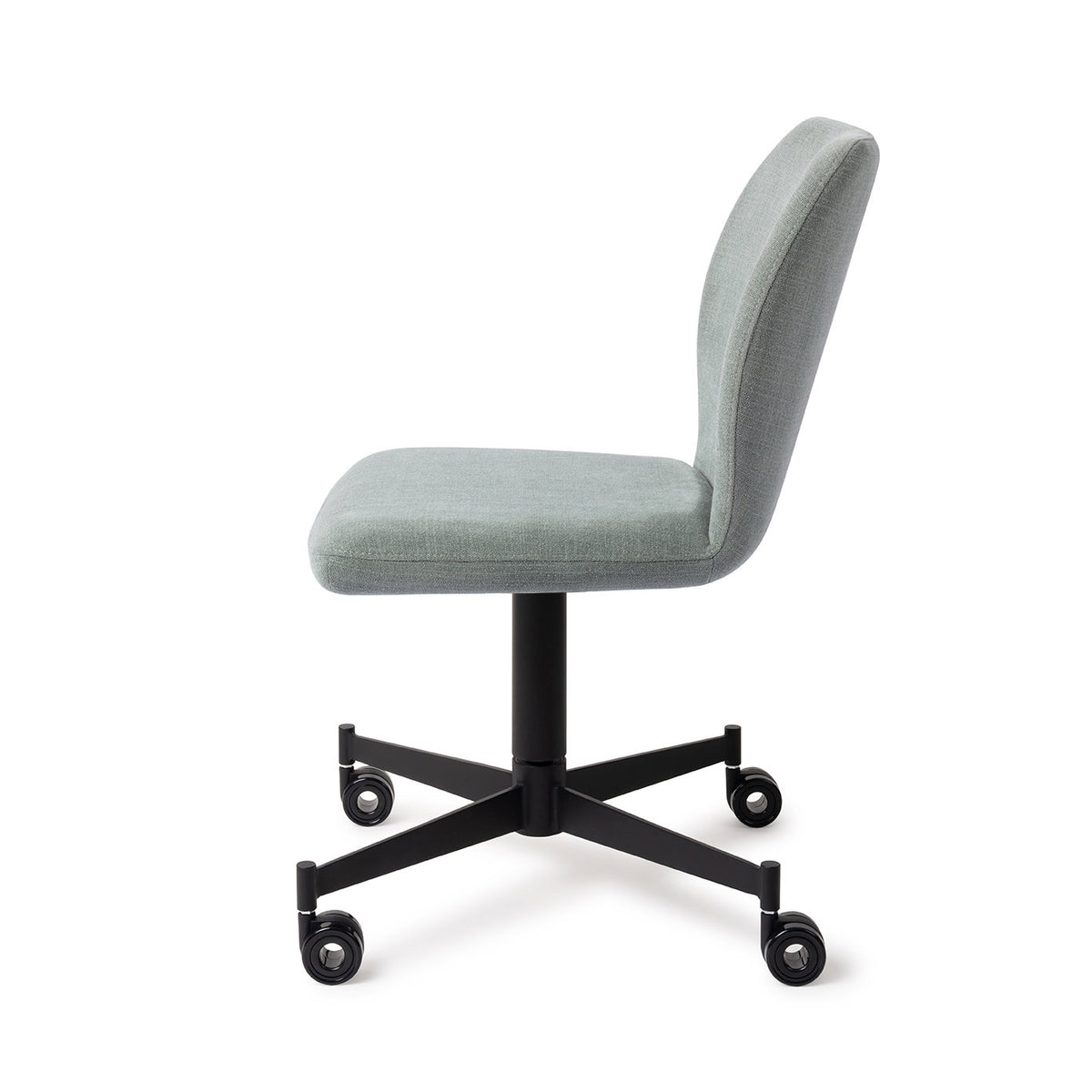 Chaise Ikata vert sauge vue de profil sur son piètement à roulettes noir