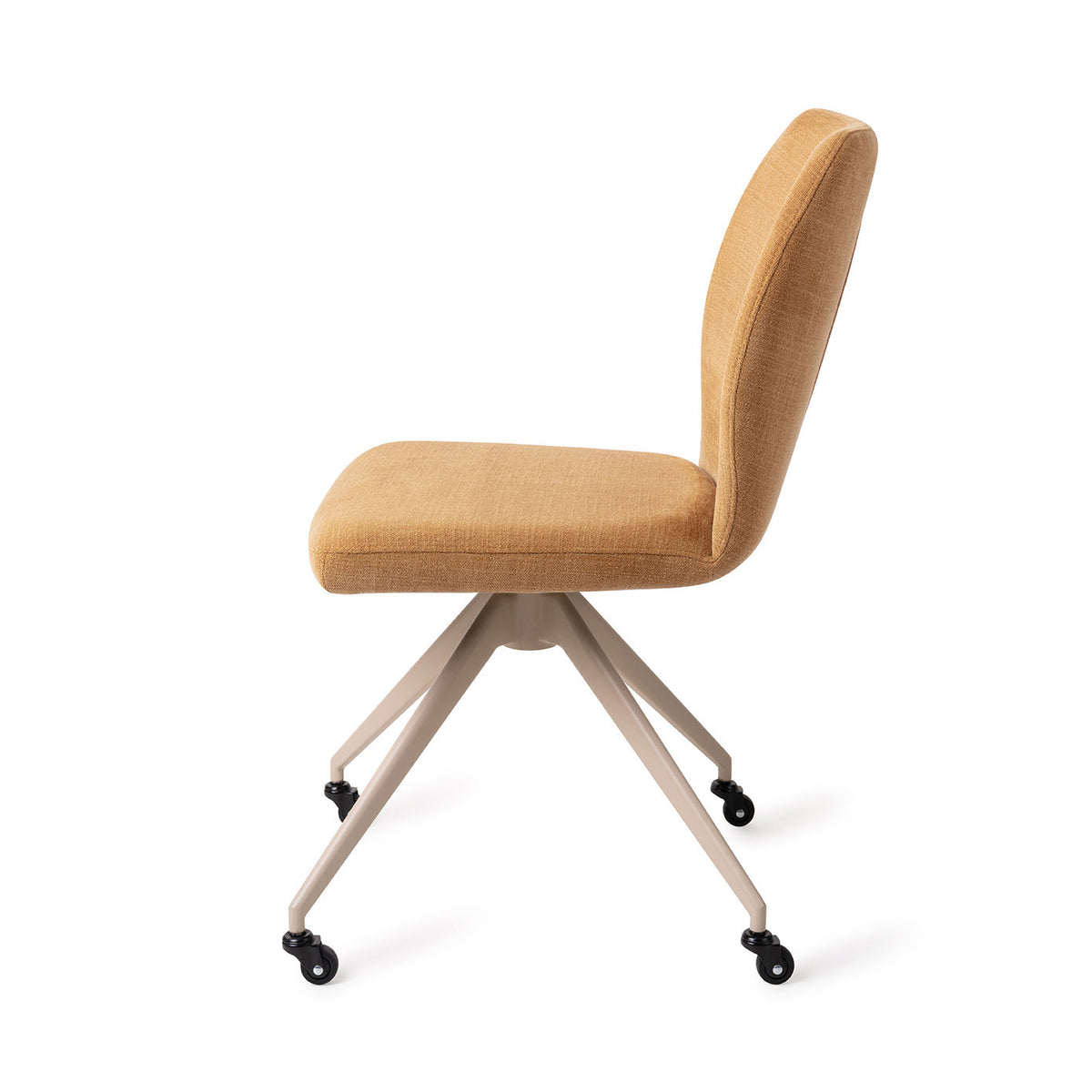 Chaise Ikata ocre vue de profil sur son piètement beige à quatre pieds et roulettes