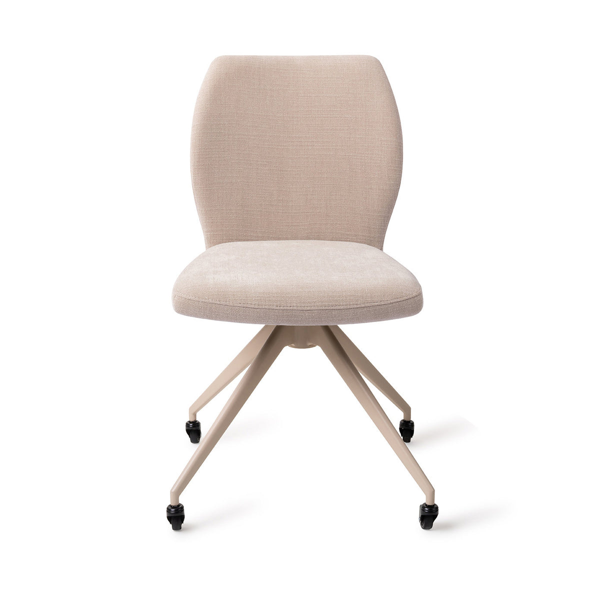 Chaise Ikata sable sur piètement beige à quatre pieds et roulettes vue de face dossier galbé et assise rembourrée