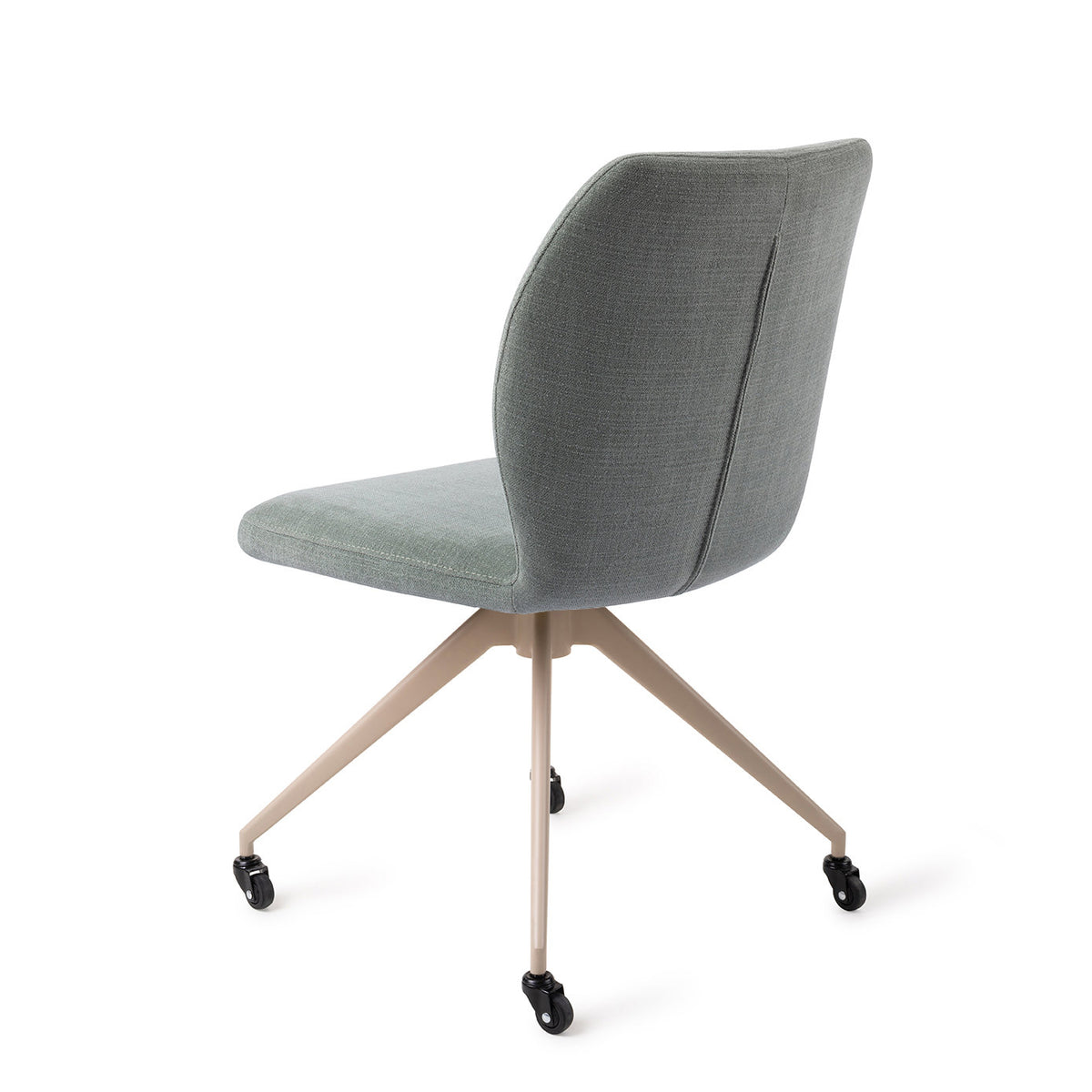 Dos de la chaise Ikata vert sauge avec sa couture verticale et son piètement beige à roulettes