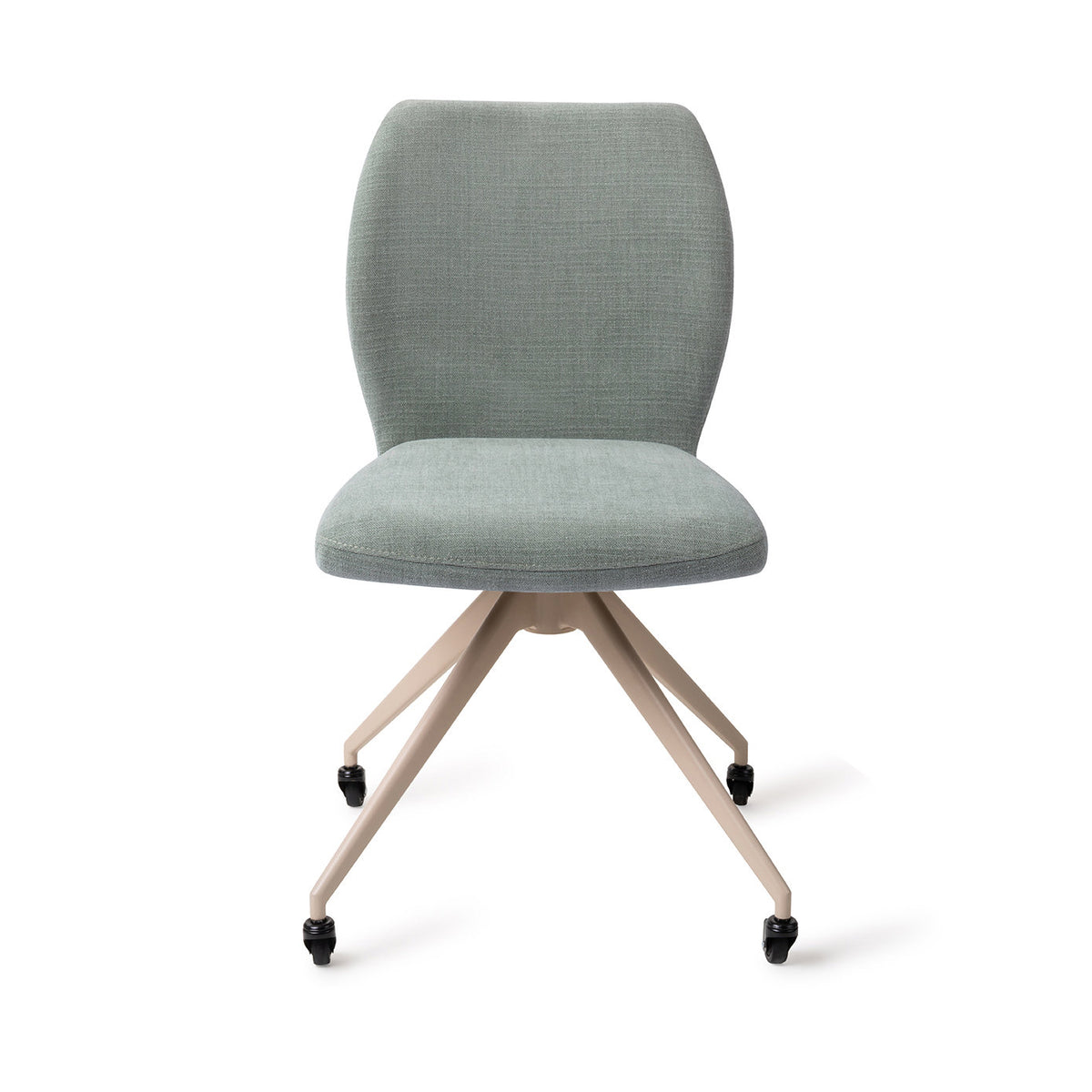 Chaise Ikata vert sauge sur piètement beige à quatre pieds et roulettes vue de face dossier galbé et assise rembourrée