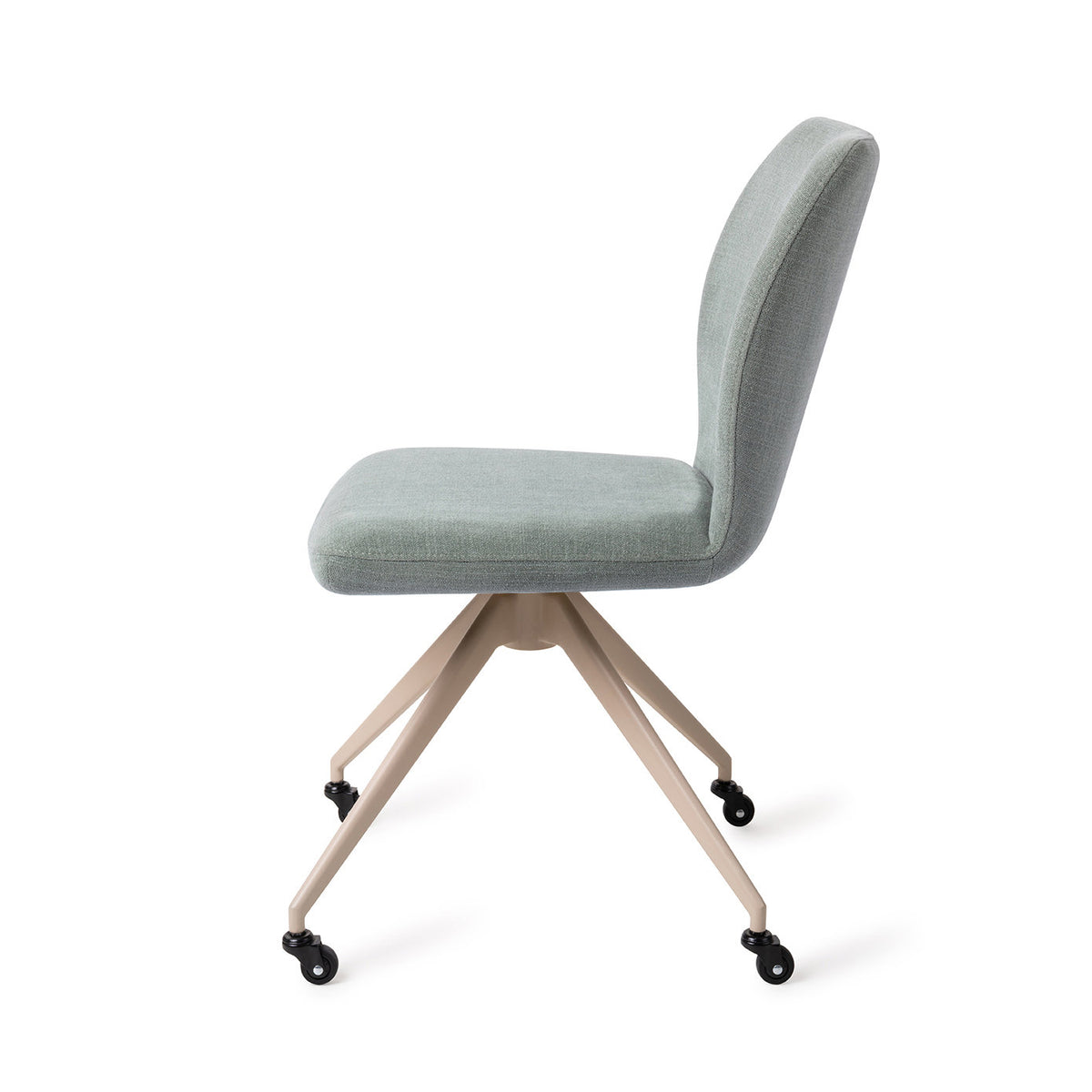 Chaise Ikata vert sauge vue de profil sur son piètement beige à quatre pieds et roulettes
