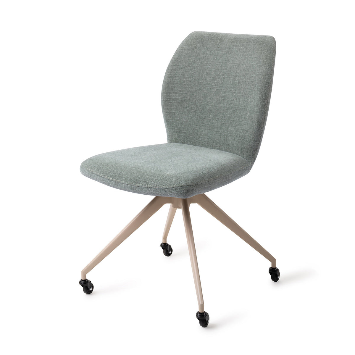 Chaise Ikata vert sauge sur piètement beige à quatre pieds et roulettes vue de trois quarts